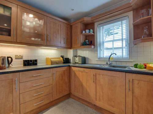 Bright Holiday Home In Whitstable Kent With Private Parking