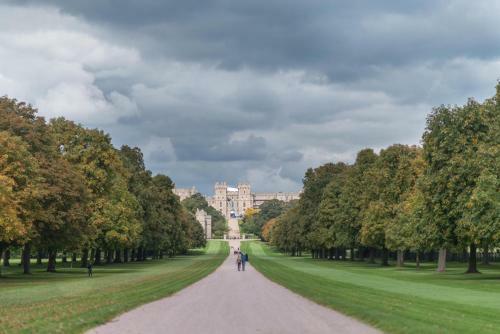 Central Windsor Apartment Facing The Castle