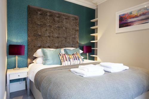 Urban Living's - Castle View Luxury Apartment