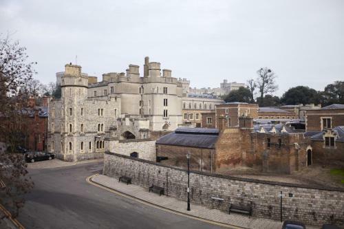 Urban Living's - Castle View Luxury Apartment
