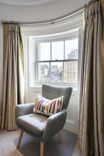 Urban Living's - Castle View Luxury Apartment