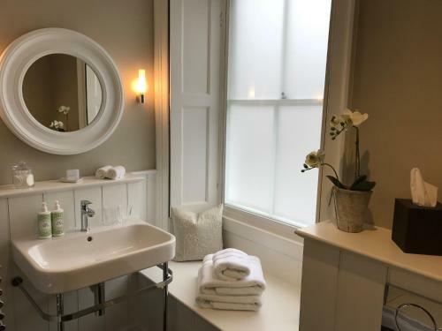 Bed & Breakfast B And B At Witney House
