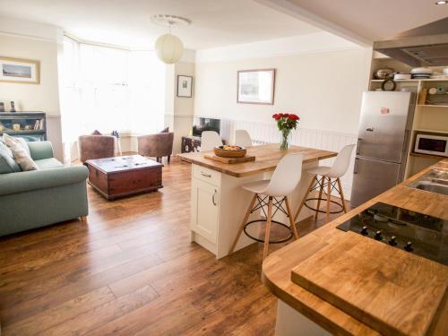2 Beachtop Court Apartments, Tenby