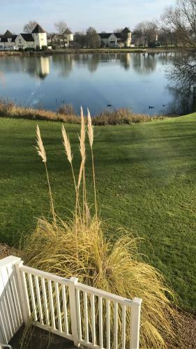 Villa Luxury 3 Bed Home By The Lake
