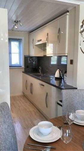 Villa Luxury 3 Bed Home By The Lake