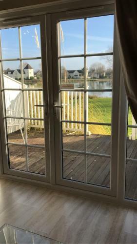 Villa Luxury 3 Bed Home By The Lake