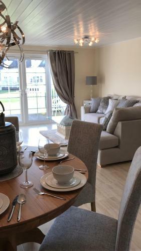 Villa Luxury 3 Bed Home By The Lake