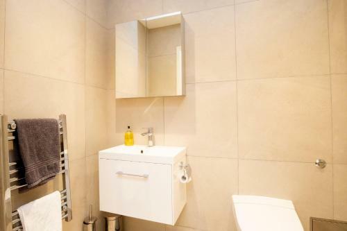 ? Modern Oxford Apartment + King Size Bed! ?