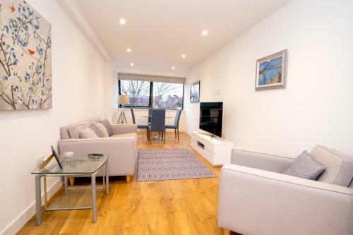 ? Modern Oxford Apartment + King Size Bed! ?