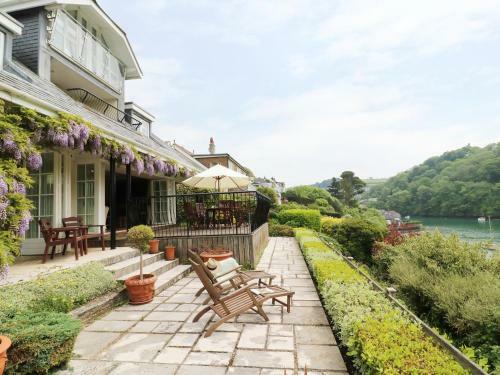 Elphinstone, Newton Ferrers
