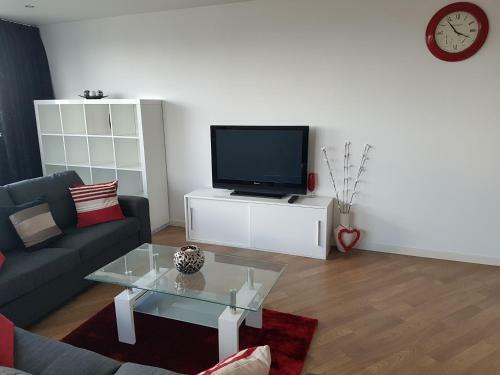 Two Bed Modern City Center Apartment With Gorgeous Views