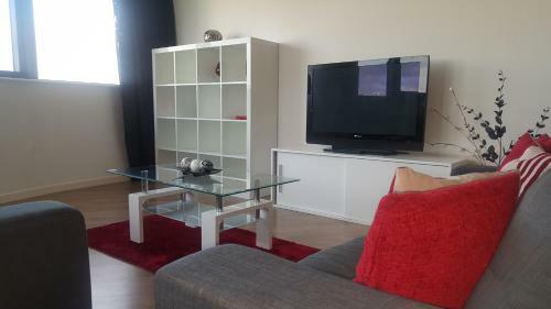 Two Bed Modern City Center Apartment With Gorgeous Views