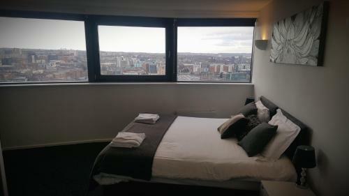 Two Bed Modern City Center Apartment With Gorgeous Views