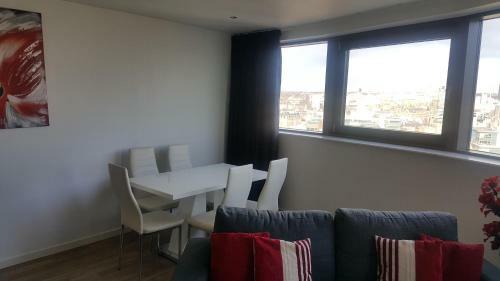 Two Bed Modern City Center Apartment With Gorgeous Views