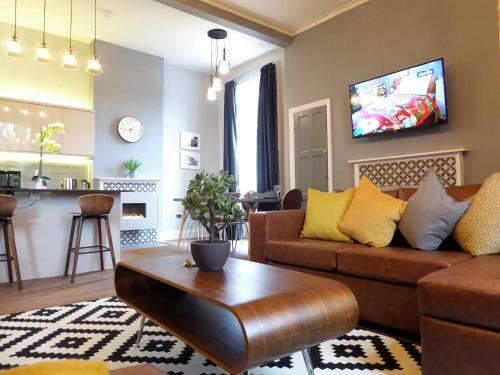 The Broderick At Claremont Apartments