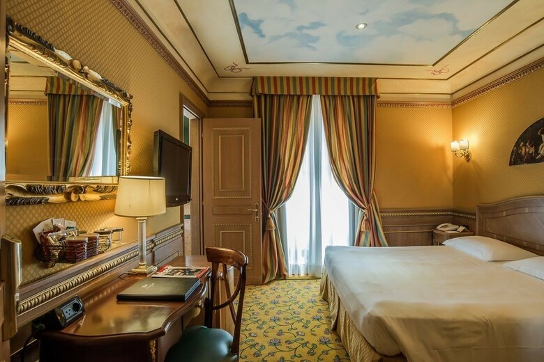 River Palace Hotel