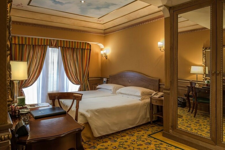 River Palace Hotel