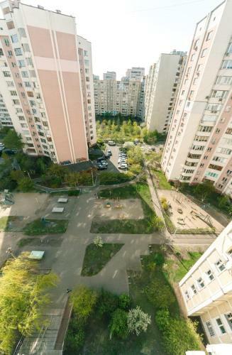 Metro Poznyaki Apartment