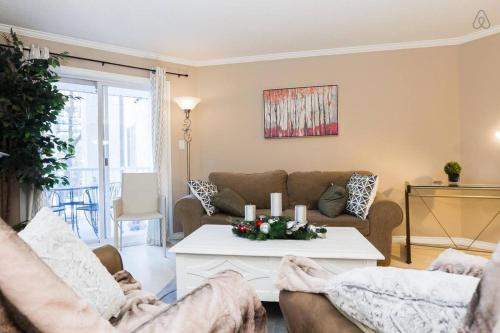 Apartamento Warm & Cozy 104 St Downtown Retreat - 3 Bed 2 Bath