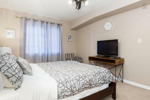 Apartamento Warm & Cozy 104 St Downtown Retreat - 3 Bed 2 Bath