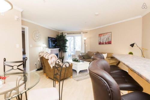 Apartamento Warm & Cozy 104 St Downtown Retreat - 3 Bed 2 Bath