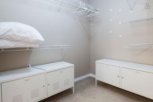 Apartamento Warm & Cozy 104 St Downtown Retreat - 3 Bed 2 Bath