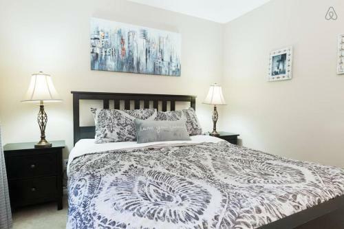 Apartamento Warm & Cozy 104 St Downtown Retreat - 3 Bed 2 Bath