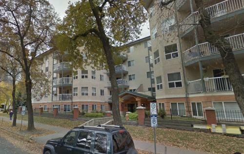 Apartamento Warm & Cozy 104 St Downtown Retreat - 3 Bed 2 Bath