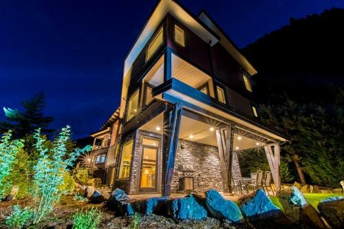 The Lodge On Harrison Lake