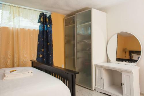 Hostal Charlton Suites Guest House