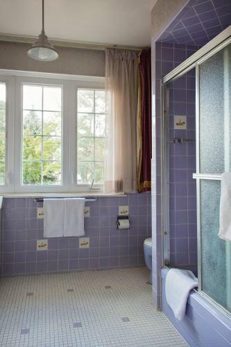 Hostal Charlton Suites Guest House