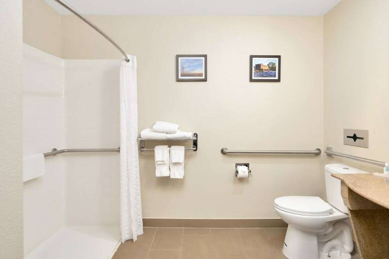 Hotel Comfort Suites University