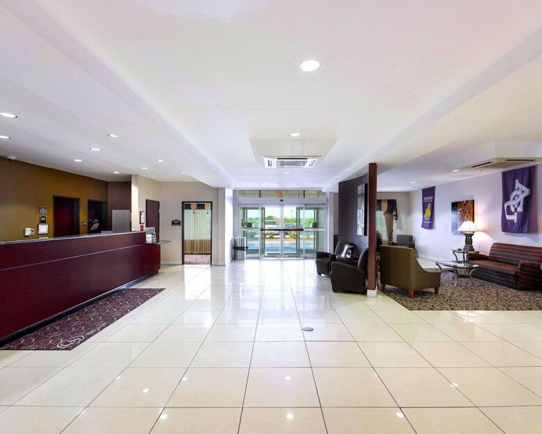 Hotel Comfort Suites University