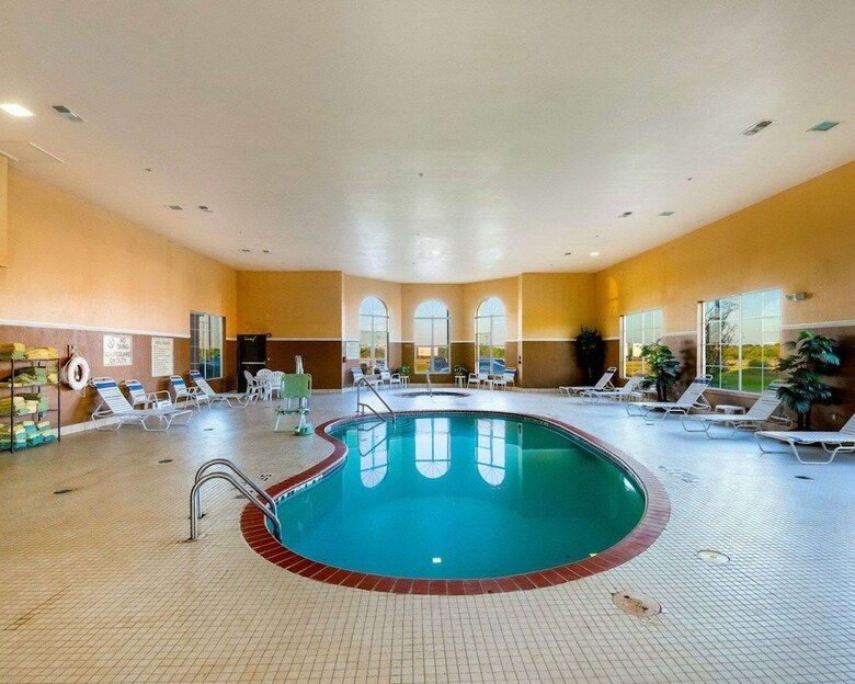 Hotel Comfort Suites University