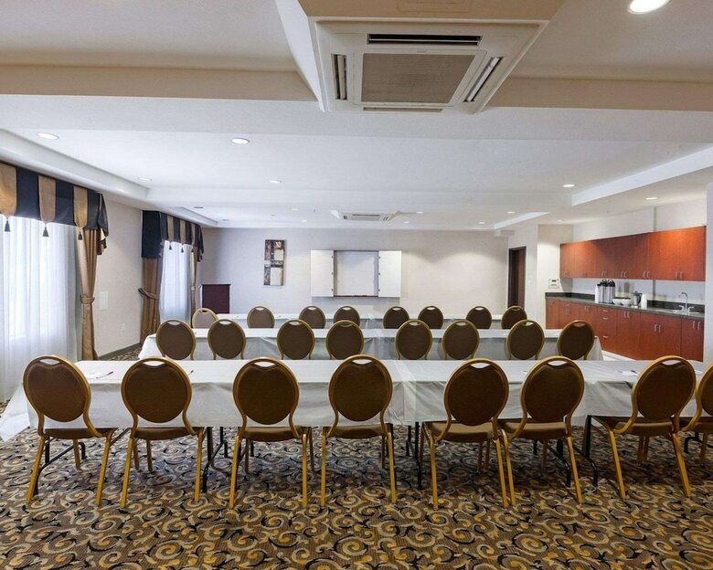 Hotel Comfort Suites University