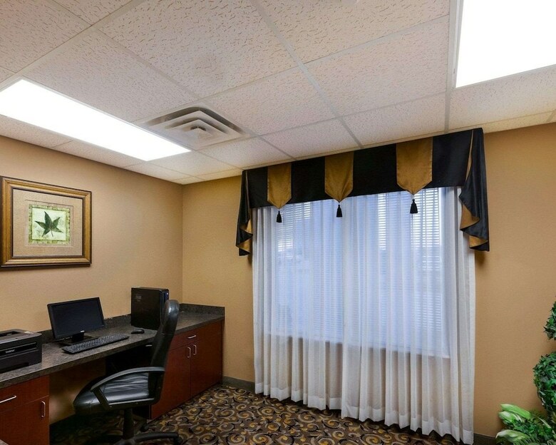 Hotel Comfort Suites University