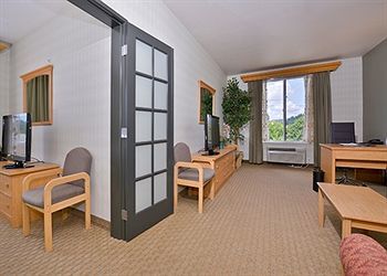 Hotel Comfort Suites Airport