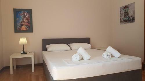 Errathens Vanilla And Teal Apartment