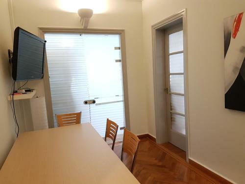 Apartamento Errathens Pine Red And Taupe