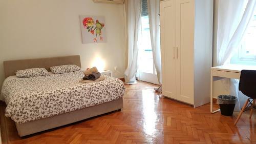 Apartamento Errathens Pine Red And Taupe