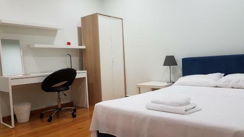 Apartamento Errathens Pine Red And Taupe