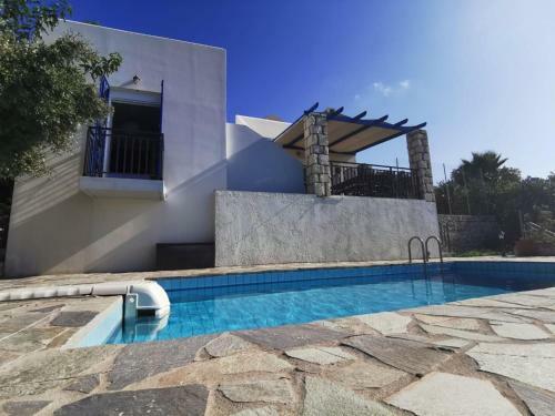 Cozy Villa In Agia Triada With Pool And Deckchair