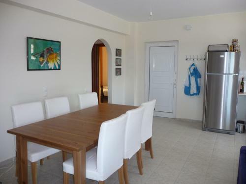 Cozy Villa In Agia Triada With Pool And Deckchair