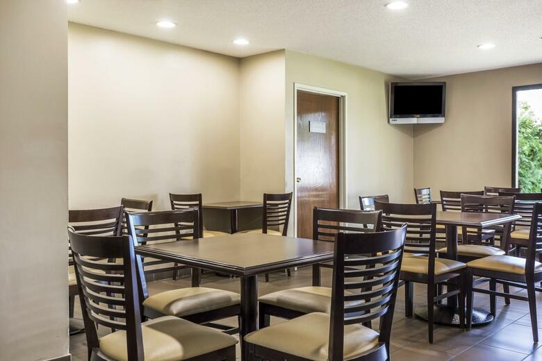 Hotel Comfort Suites Lansing