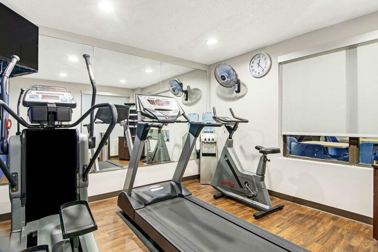 Hotel Comfort Suites Lansing