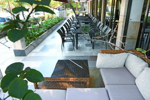 Poseidon Hotel And Apartments