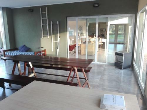Casa En Club De Campo. Parque Y Pileta.