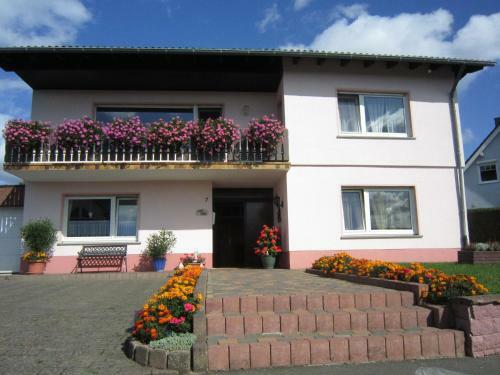 Cozy Apartment In Strotzbusch Near Eifel Center