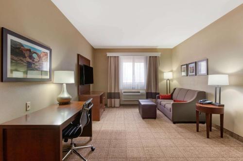Hotel Comfort Inn & Suites Page