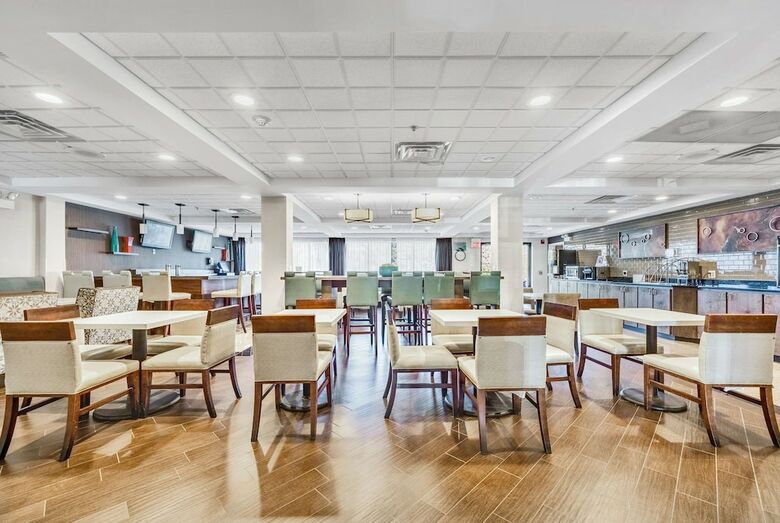 Hotel Wingate By Wyndham Schaumburg / Convention Center